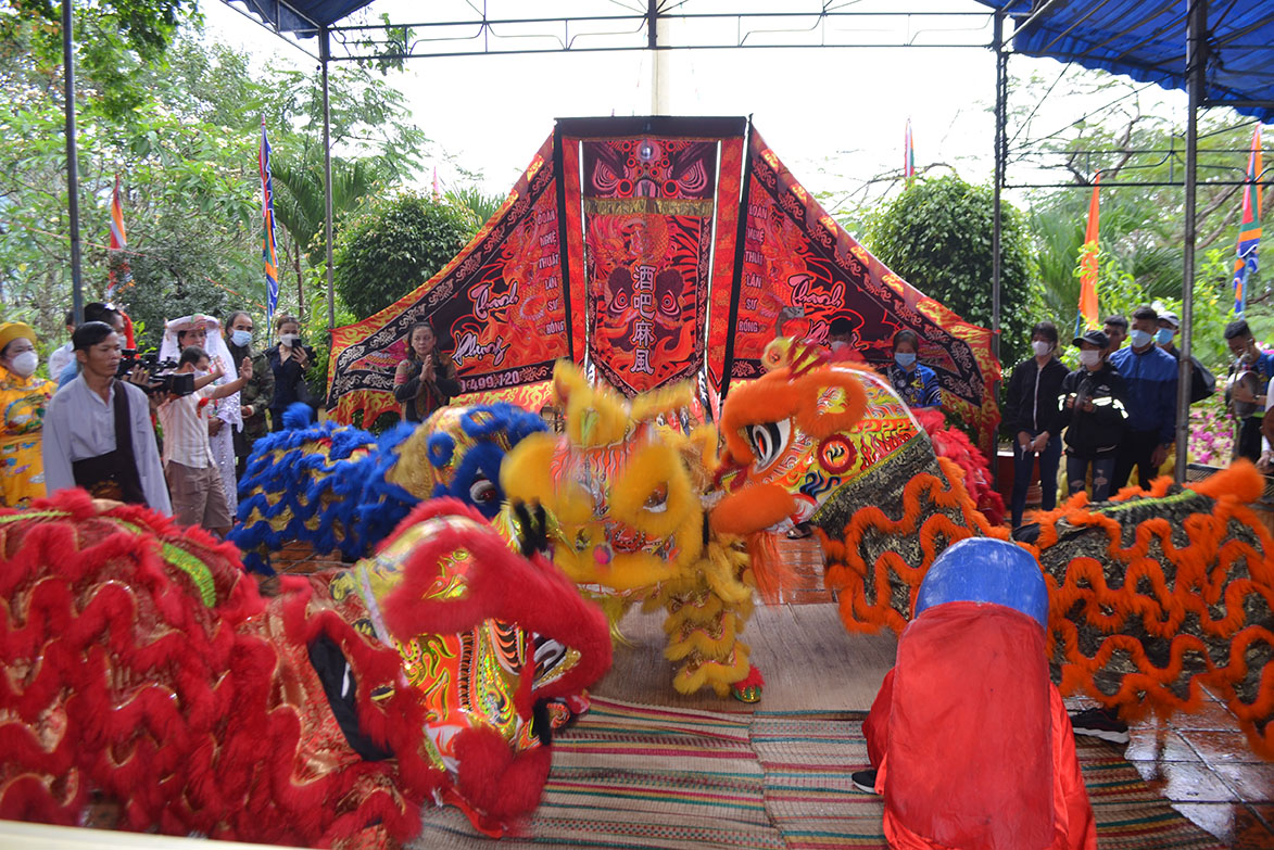 mua-lan-chao-mung-le-hoi mua-lan-chao-mung-le-hoi